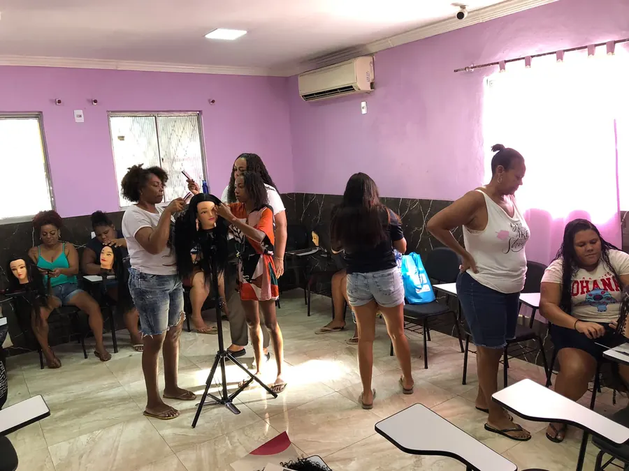 Alunas em aula prática do curso de trancista
