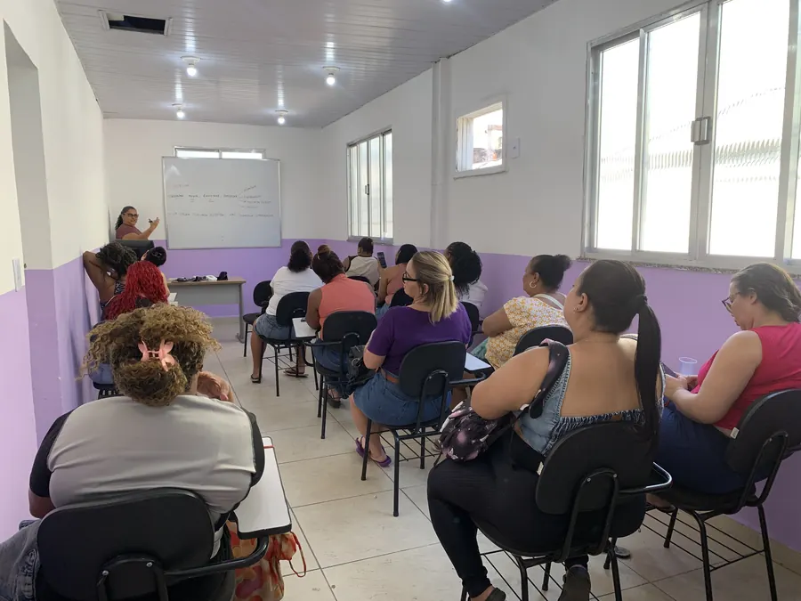 Turma do projeto Vozes Femininas reunida em sala de aula